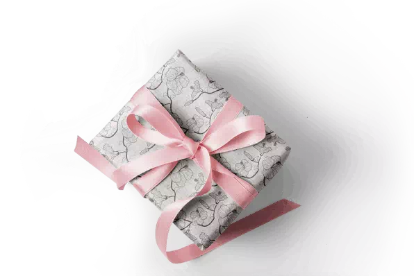 emballage cadeau à imprimé floral avec ruban en satin rose