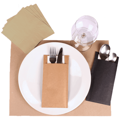 photo d'une table mise avec pochette kraft à couverts, set de table et serviette en ouate kraft recyclé, verre et assiette..