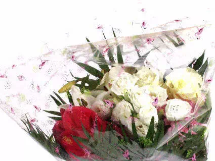 bouquet de fleurs emballé dans du film transparent à imprimé floral rose