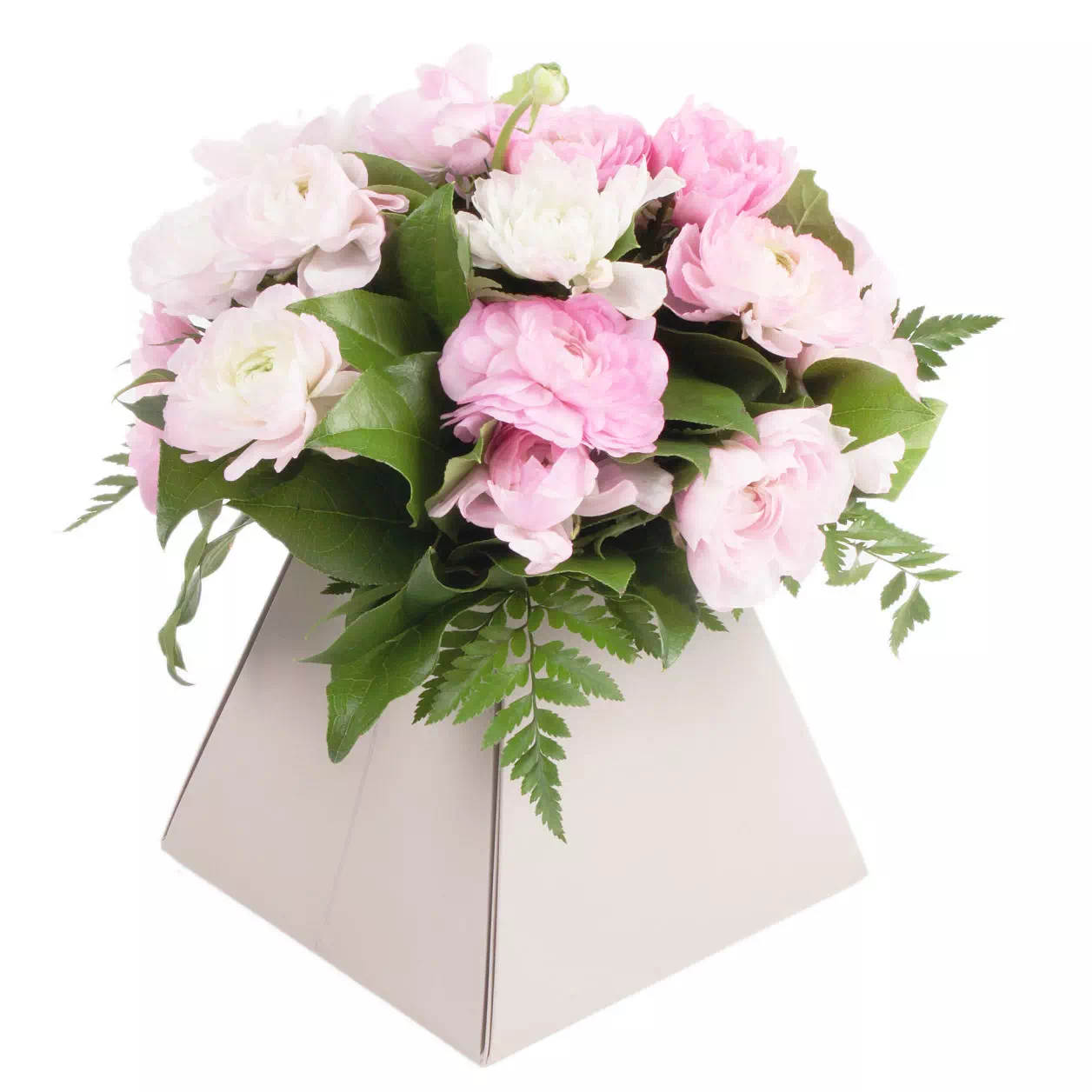 bouquet de fleurs présenté dans un sac fleuriste blanc pyramidal.