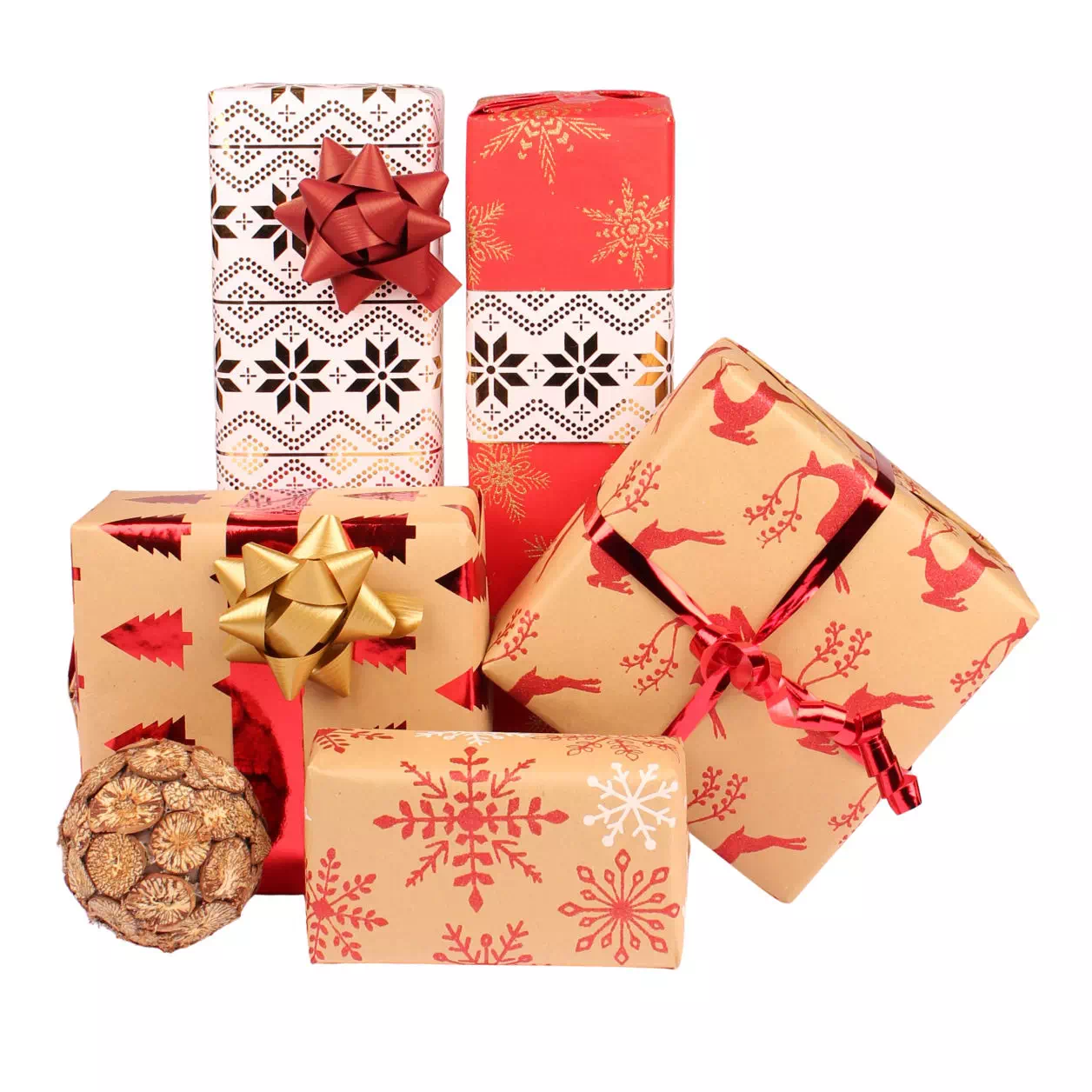 ensemble de cadeaux emballés dans du papier haut de gamme avec motifs de Noël et dorure à chaud.