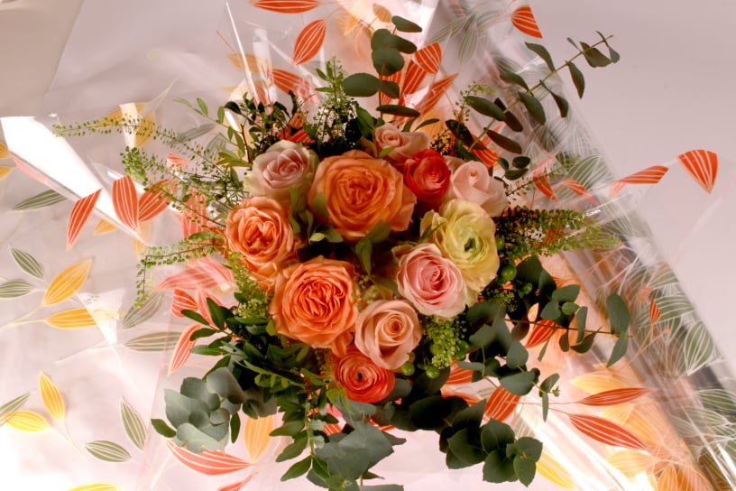 rouleaux de papier minéral avec motif de fleurs orange et fuchsia.