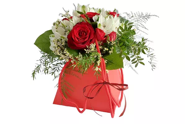bouquet de fleurs rouges et blanches dans sac pyramidale rouge.