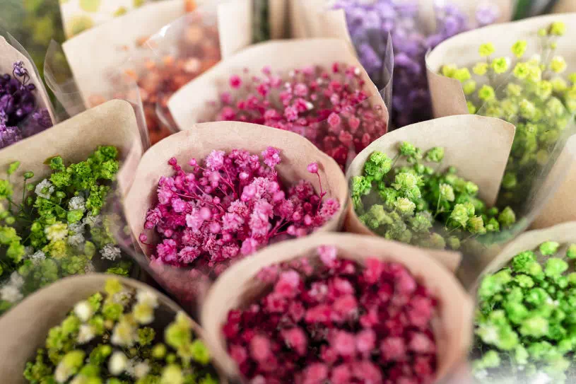 photos de plusieurs bouquets de fleurs roses et verts emballés dans du papier kraft.