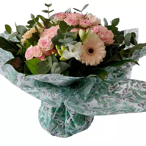 bouquet bulle emballé dans un film perlé au motif eucalyptus et fleur de coton