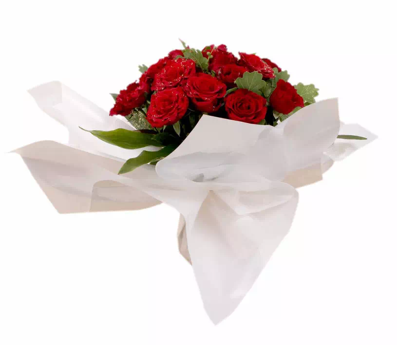 bouquet de roses rouges emballé dans une feuille de nacre blanche.