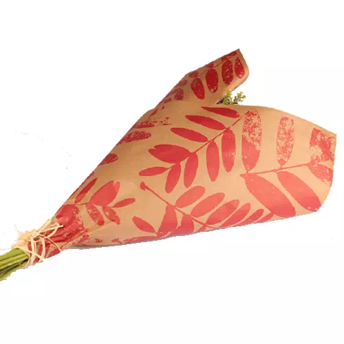 bouquet avec papier kraft brun avec motif végétal rouge