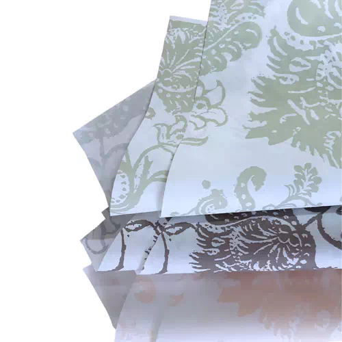 superposition de 3 feuilles de soie imperméabilisée imprimée.